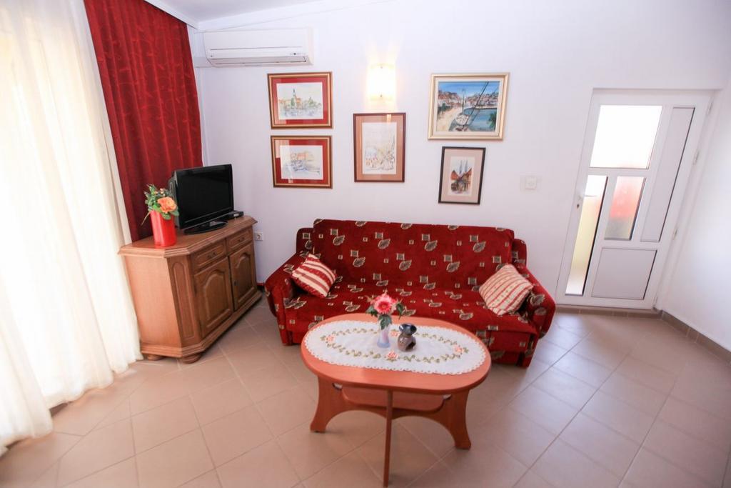 Apartments Franc Povljana Room photo